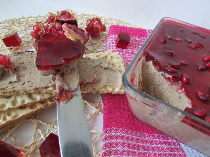 Паштет из куриной печени с коньяком и гранатовым желе