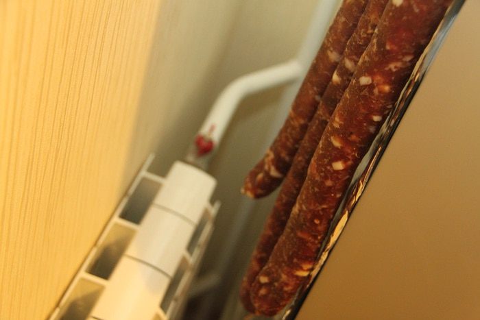 Сыровяленая колбаса