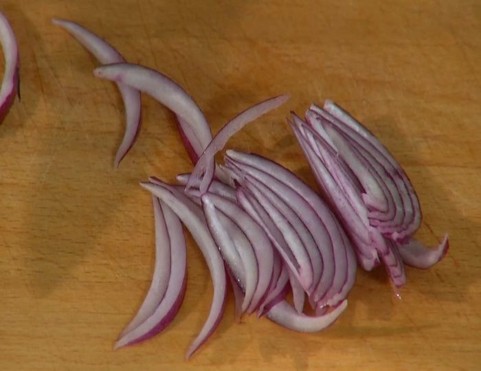 Салат с яблоками, свеклой и копченой скумбрией 