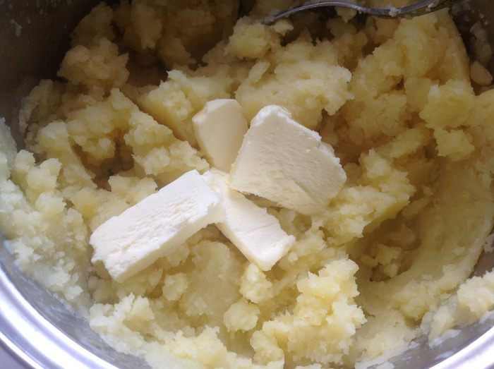 Картофельные гнезда с курицей и грибами