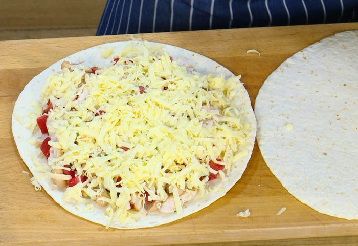 Кесадилья с курицей и сыром 