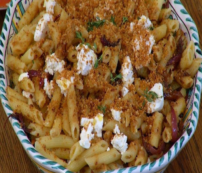 Паста с карамелизированным луком и свежим сыром
