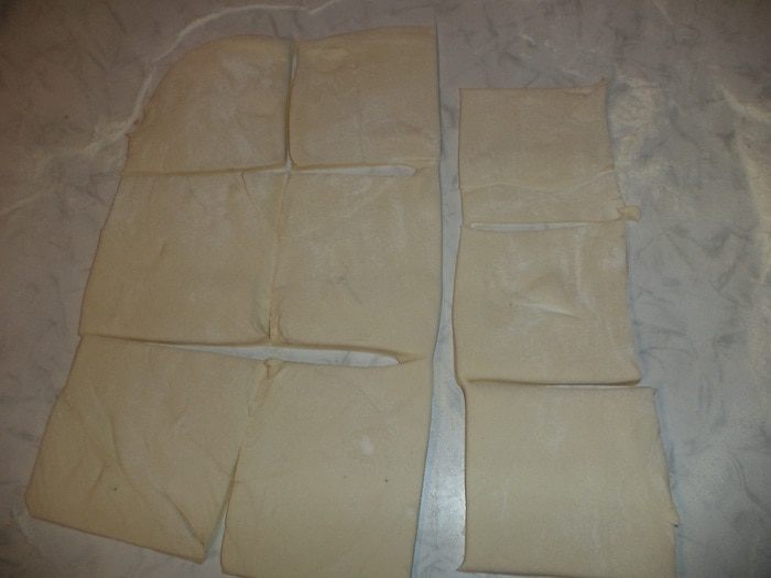 Слойки с сыровяленой колбаской и сыром