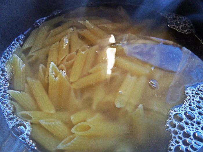 Тёплый овощной салат с рыбой и пастой