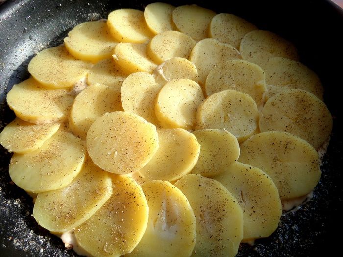 Золотистый заливной пирог с рыбой