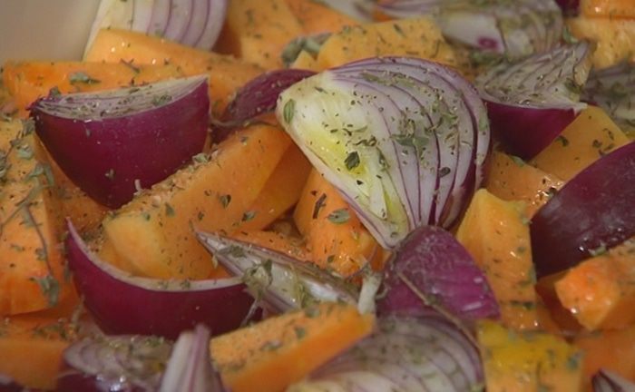 Курица с тыквой, луком и грецкими орехами