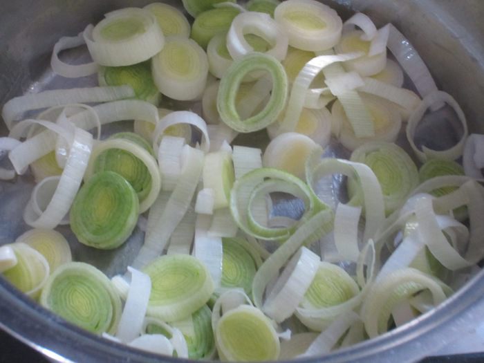 Фаготтини с лососем и луком пореем