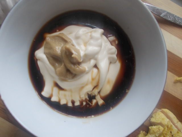 Слоеный салат с курицей и чипсами в пикантной заправке