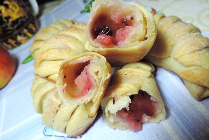 Ложное слоеное тесто и рогалики с яблоками из него