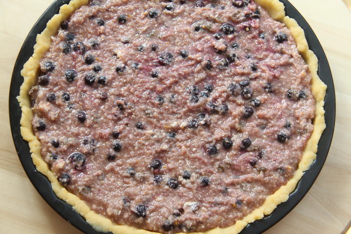 Миндальный тарт с черной смородиной