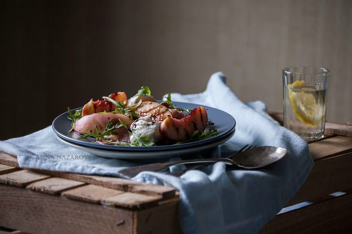 Салат из персиков-гриль и моцареллы