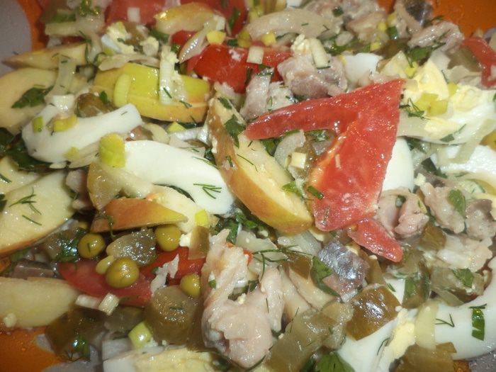 Салат с копченой скумбрией, яйцами, луком и зеленым горошком