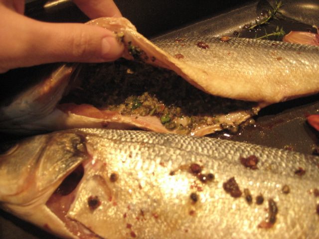 Запеченная дорада с тапенадом