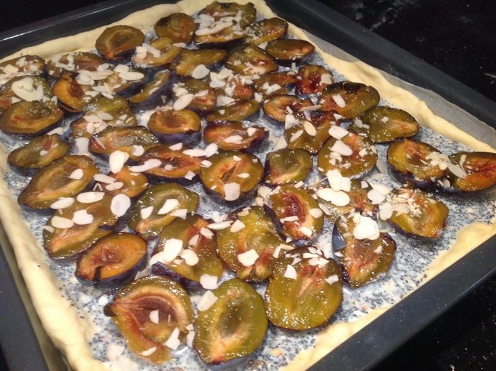 Сливовый пирог с маковой начинкой