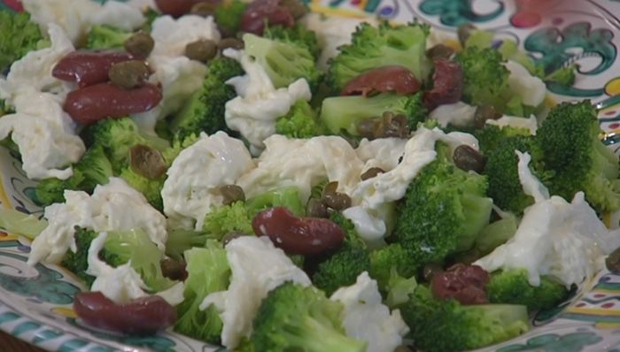 Теплый салат из брокколи, бурраты и чили