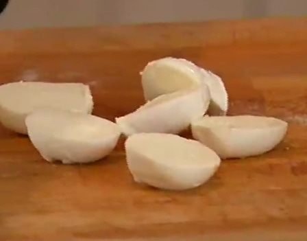 Моцарелла и помидоры на шпажках 