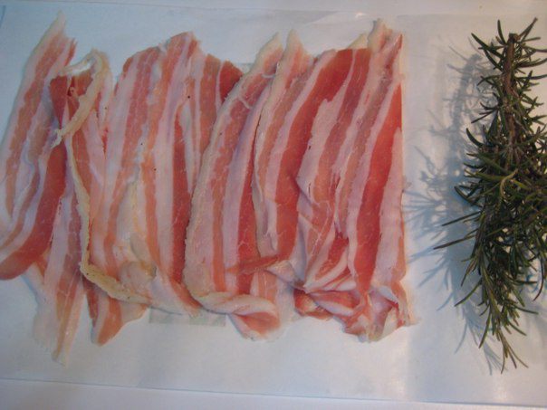 Куриные рулетики в беконе со сливовым соусом