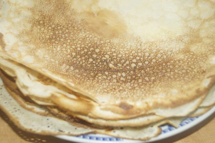 Блинчики-малышки с творогом в горшочках