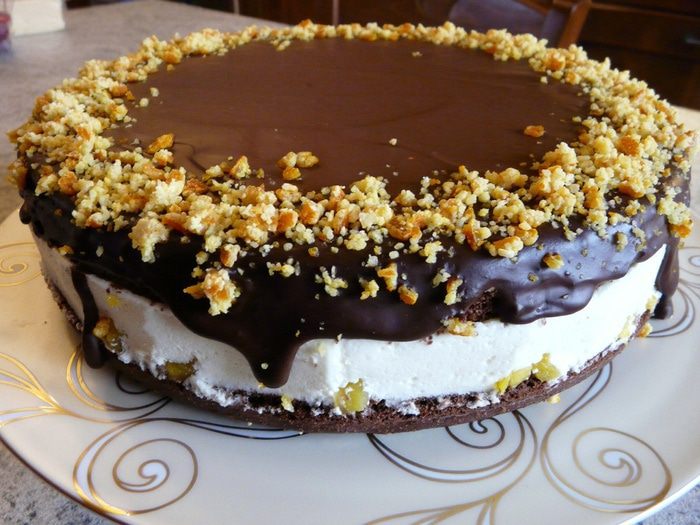 Шоколадный торт с манго и сливочным муссом