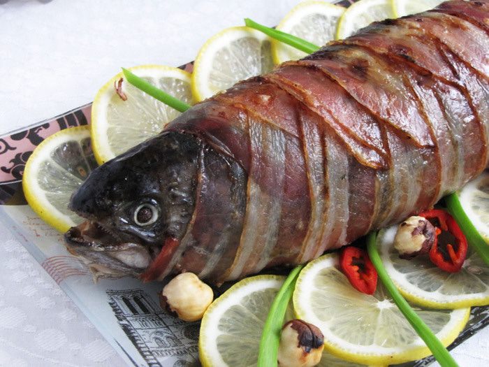 Форель, фаршированная грушами и орехами