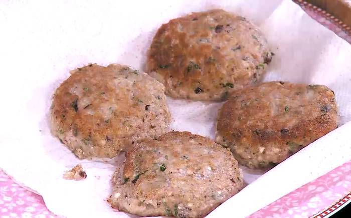 Мятные сырники с маслинами и сметанным соусом 