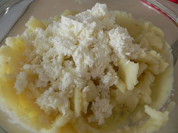 Картофельно-творожные пирожки с зеленью и яйцом