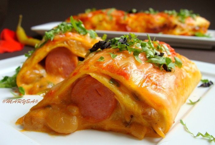 Мексиканские лепешки с фасолью, сыром и острым соусом