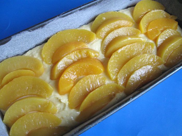 Цитрусовый кекс в шапочке из персиков и фундука