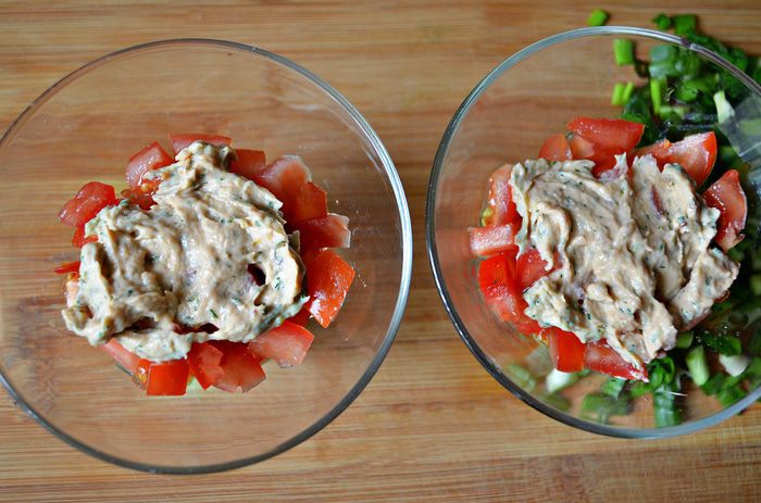 Салат с чечевицей и соусом из слабосолёной форели
