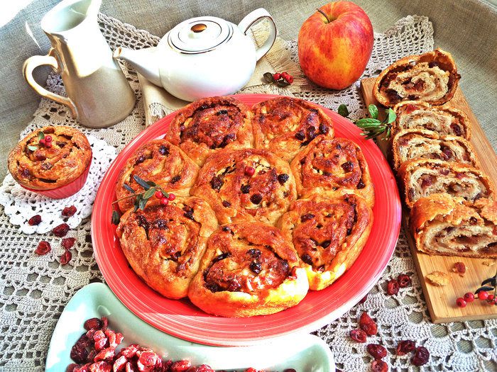 Пирог из булочек с арахисовой пастой и яблоками