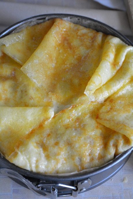 Блинный пирог с грибами и сыром