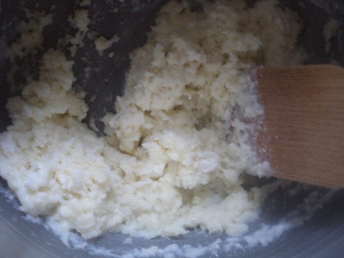 Заварной кулич с вяленой вишней