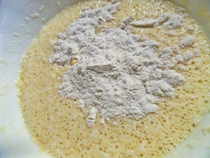 Бисквитные блины с брусникой