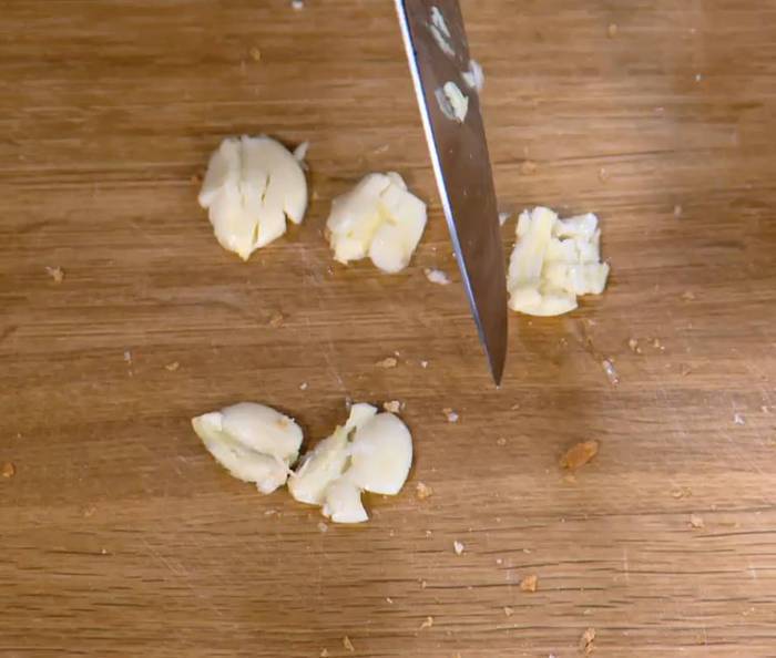Куриный бульон с яйцом и беконом 