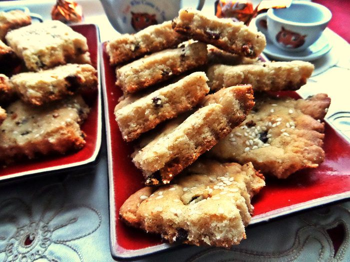 Печенье с кунжутом и изюмом