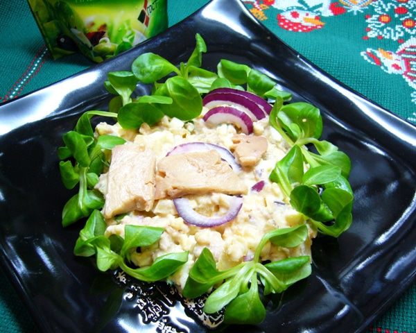 Салат с печенью трески и майонезно-горчичной заправкой