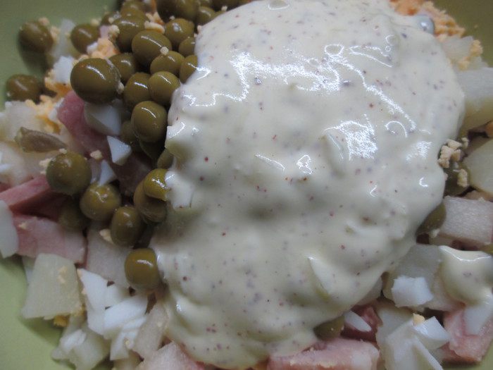 Оливье с окороком и грушей