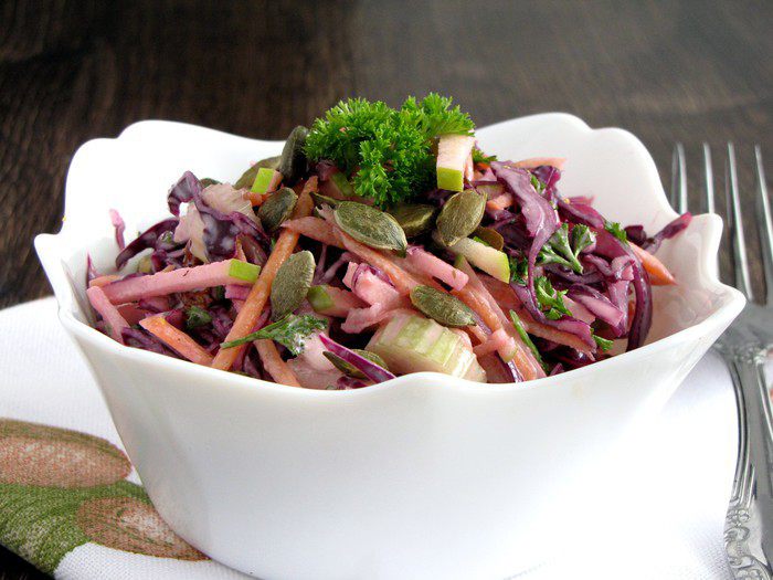 Салат из краснокочанной купусты с тыквенными семечками