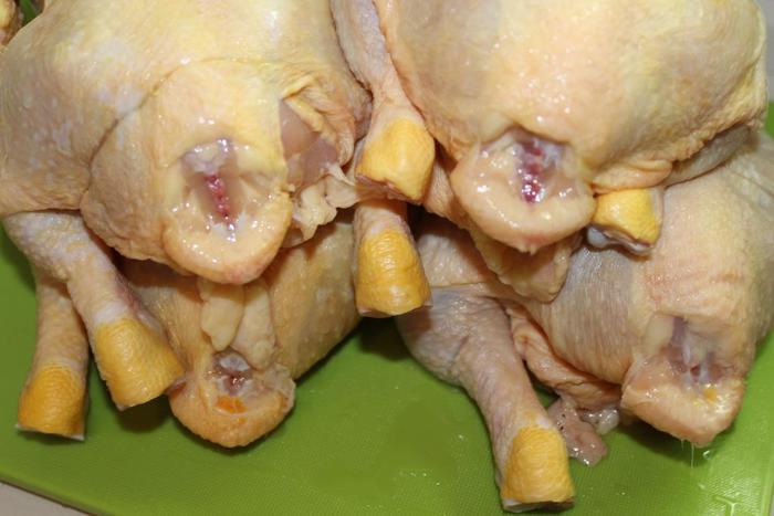 Румяные цыплята с апельсинами в беконе