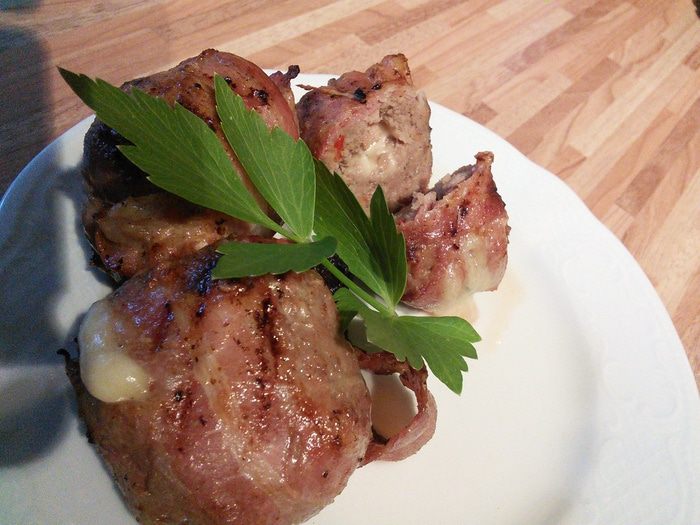 Тефтели в беконе с начинкой из моцареллы