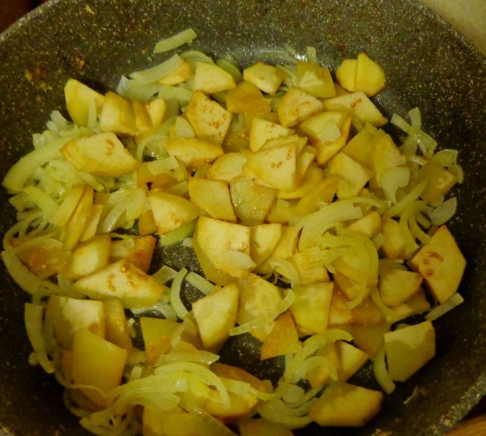 Куриное филе с грибами и баклажанами в сметанном соусе