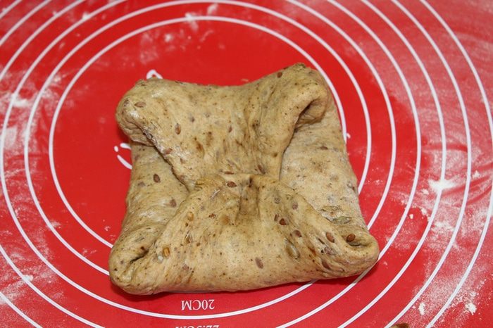 Хлебцы с цельнозерновой мукой и солодом
