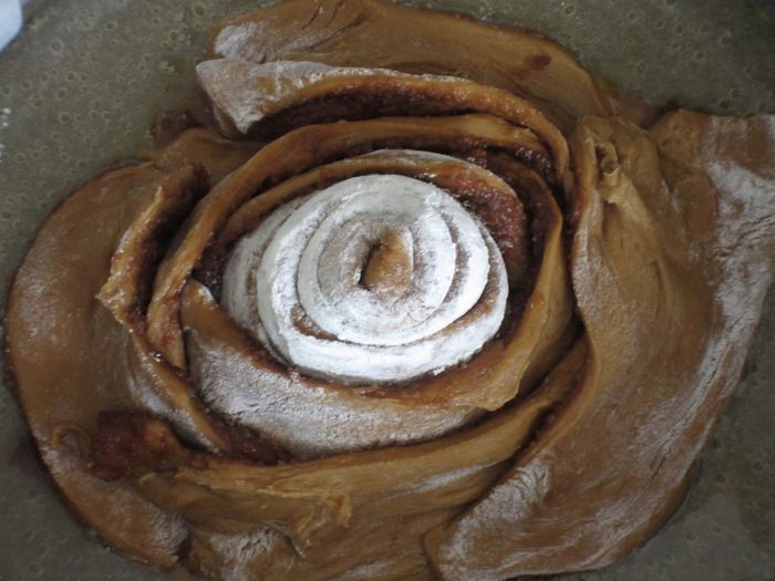 Кофейный пирог-спираль с карамелью