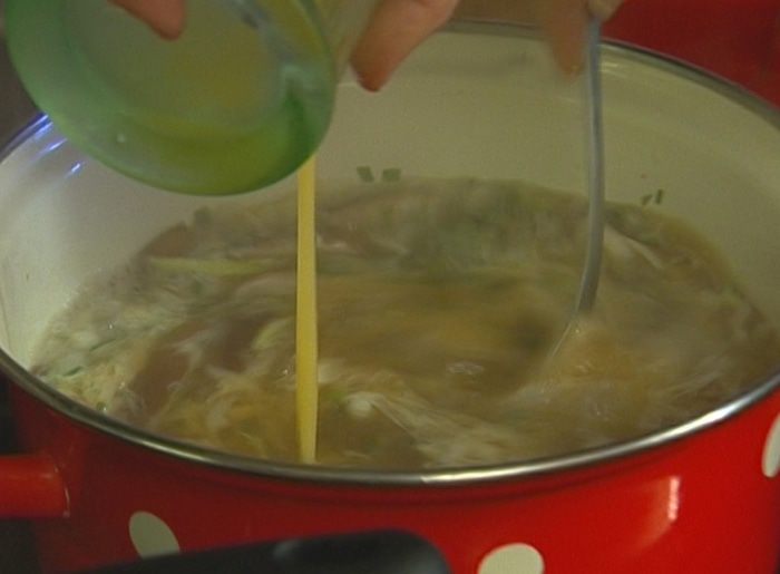 Прозрачный суп с яйцом и луком-пореем