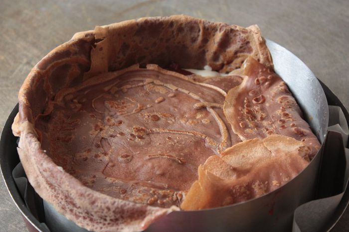 Муссовый торт с шоколадными блинами