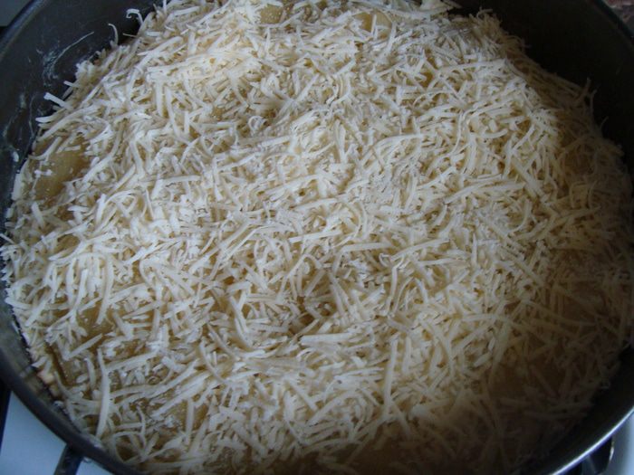 Пирог из пресного теста с грибами