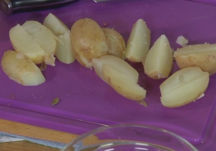 Салат с картофелем, беконом, фасолью и яйцами пашот 