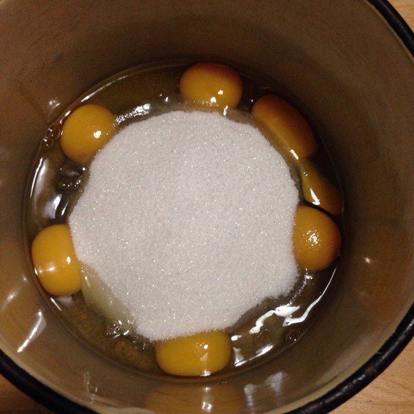 Торт из бисквита с клубничной пропиткой, клубникой и сливками