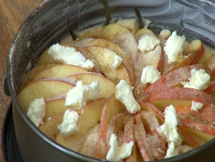 Домашний пирог с яблоками и корицей