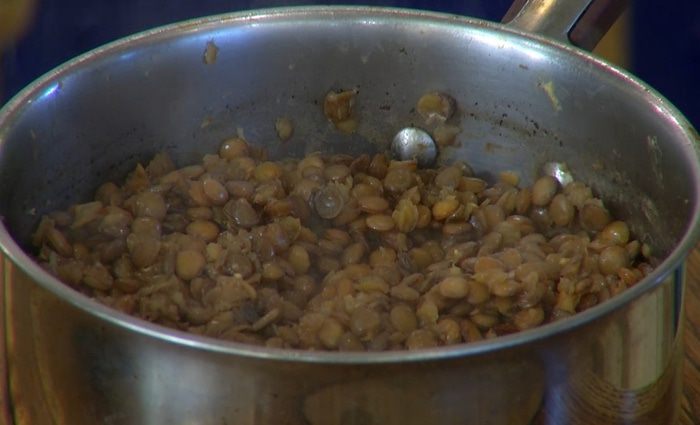 Теплый салат из чечевицы с ветчиной и вялеными помидорами 